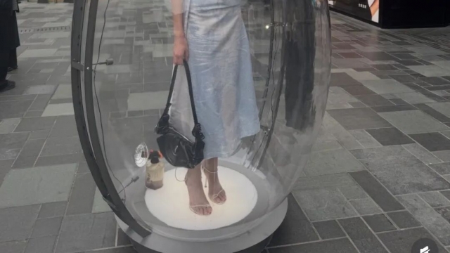 三里屯“透明蛋”火了：4000一小時(shí)，你站嗎？